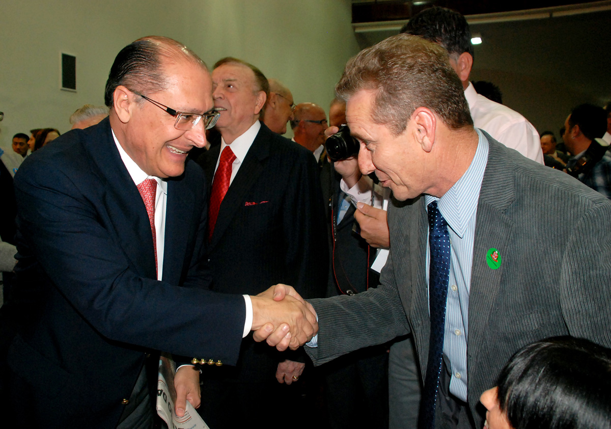 Alckmin cumprimenta Ed Thomas pelo seu trabalho <a style='float:right;color:#ccc' href='https://www3.al.sp.gov.br/repositorio/noticia/06-2011/EDTHOMAS30junho.jpg' target=_blank><i class='bi bi-zoom-in'></i> Clique para ver a imagem </a>
