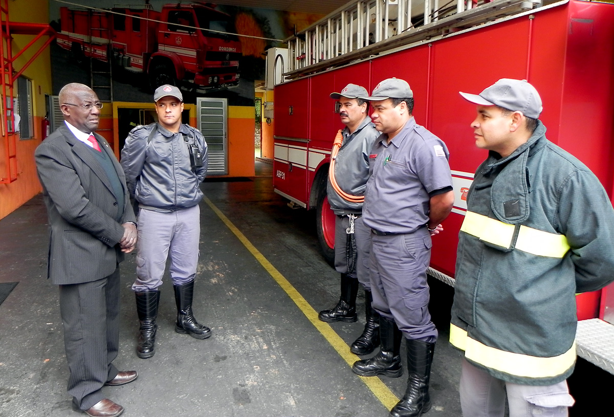 Jos Candido visita unidade do Corpo de bombeiros de Aruj   <a style='float:right;color:#ccc' href='https://www3.al.sp.gov.br/repositorio/noticia/06-2011/JOSECANDIDObombeirosXX.jpg' target=_blank><i class='bi bi-zoom-in'></i> Clique para ver a imagem </a>