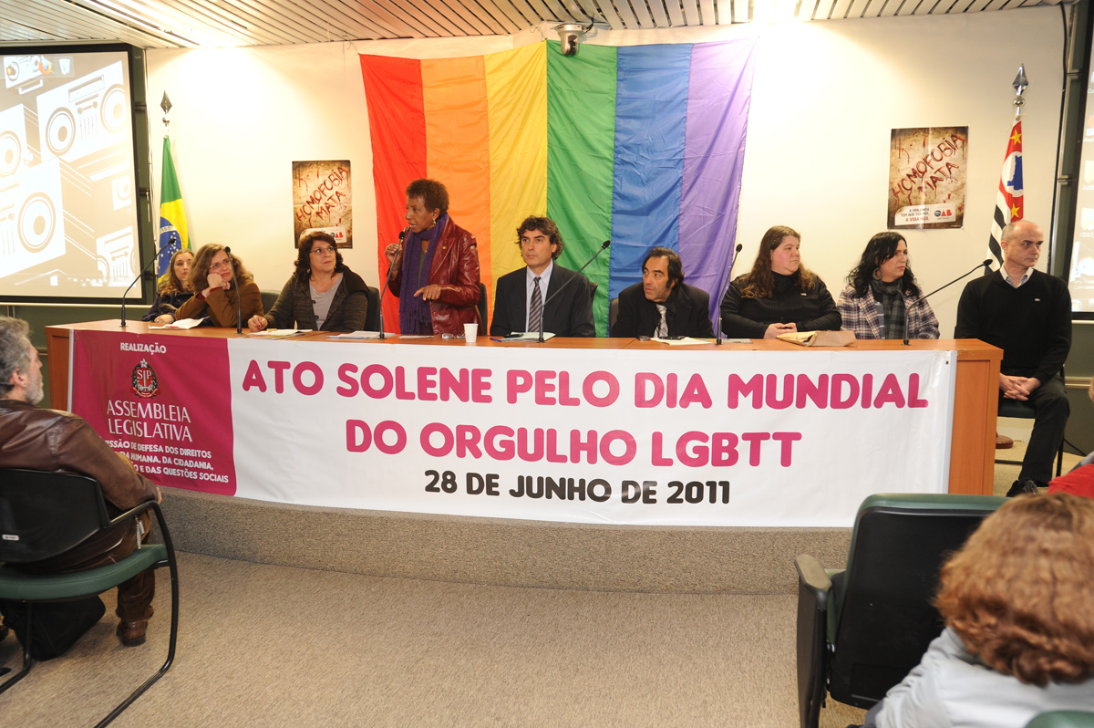 Dia Mundial do Orgulho LGBTT  comemorado em Ato Solene na Assembleia <a style='float:right;color:#ccc' href='https://www3.al.sp.gov.br/repositorio/noticia/06-2011/OrgulhoGAYa.jpg' target=_blank><i class='bi bi-zoom-in'></i> Clique para ver a imagem </a>