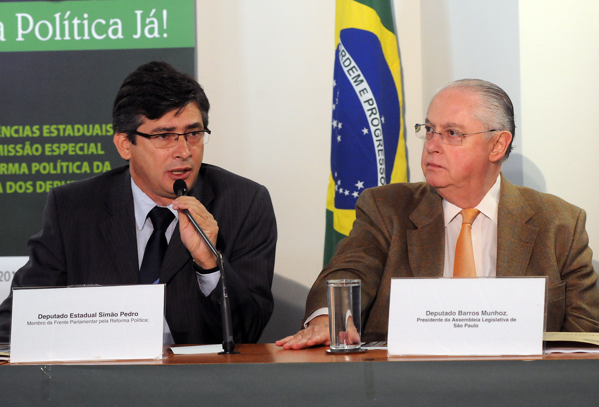 Simo Pedro e Barros Munhoz <a style='float:right;color:#ccc' href='https://www3.al.sp.gov.br/repositorio/noticia/06-2011/ReformaPoliticaROBsimao.jpg' target=_blank><i class='bi bi-zoom-in'></i> Clique para ver a imagem </a>