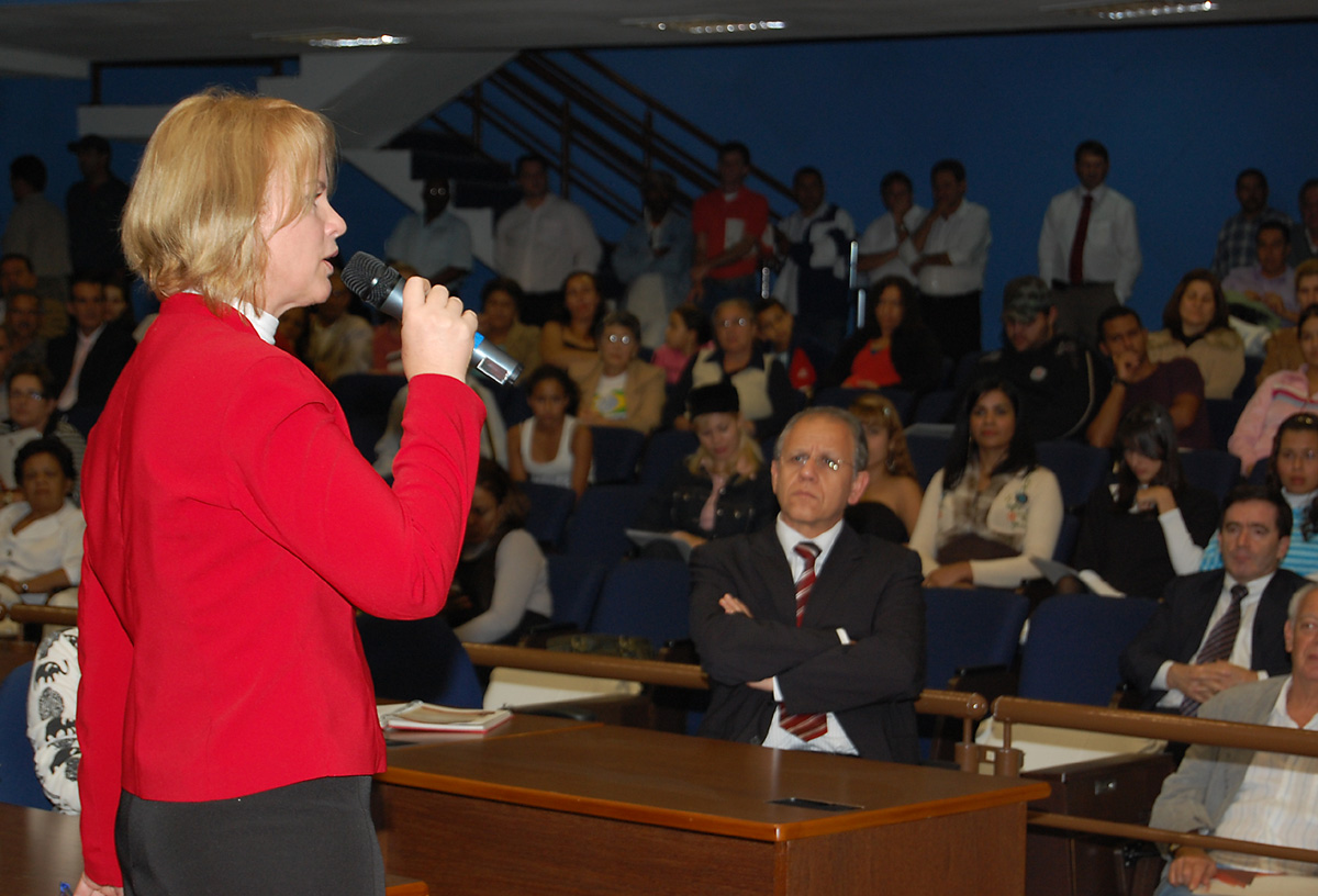 Ana Perugini durante discurso<a style='float:right;color:#ccc' href='https://www3.al.sp.gov.br/repositorio/noticia/07-2009/ANAPERUGINIMU.jpg' target=_blank><i class='bi bi-zoom-in'></i> Clique para ver a imagem </a>