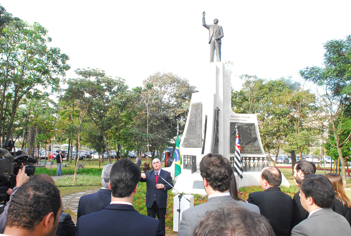 A cerimnia realizou-se diante do monumento em homenagem a Andr Franco Montoro<a style='float:right;color:#ccc' href='https://www3.al.sp.gov.br/repositorio/noticia/07-2009/ATOmontoroG.jpg' target=_blank><i class='bi bi-zoom-in'></i> Clique para ver a imagem </a>