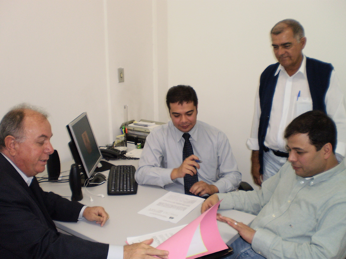 Prefeito Jacomini, o assessor da Casa Civil, Milton Cordova, Paulinho da Vila e Lucio Costa (a partir da esquerda)<a style='float:right;color:#ccc' href='https://www3.al.sp.gov.br/repositorio/noticia/07-2009/DAVIZAIAJARDINOPOLIS.jpg' target=_blank><i class='bi bi-zoom-in'></i> Clique para ver a imagem </a>