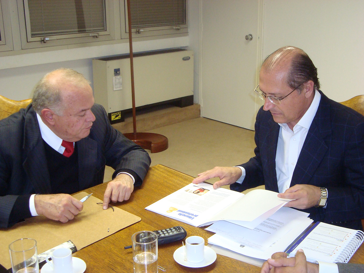 Luiz Carlos Gondim e Geraldo Alckmin<a style='float:right;color:#ccc' href='https://www3.al.sp.gov.br/repositorio/noticia/07-2009/GONDIMETECQ.jpg' target=_blank><i class='bi bi-zoom-in'></i> Clique para ver a imagem </a>