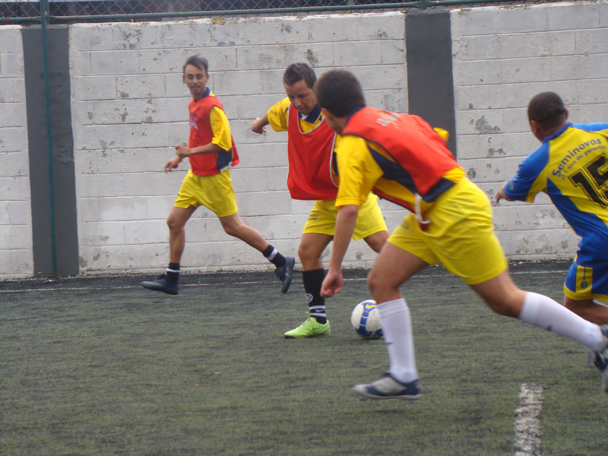 Deputado Luciano Batista participa de jogo de futebol <a style='float:right;color:#ccc' href='https://www3.al.sp.gov.br/repositorio/noticia/07-2009/LUCIANOBATISTAFUTEBOL.jpg' target=_blank><i class='bi bi-zoom-in'></i> Clique para ver a imagem </a>