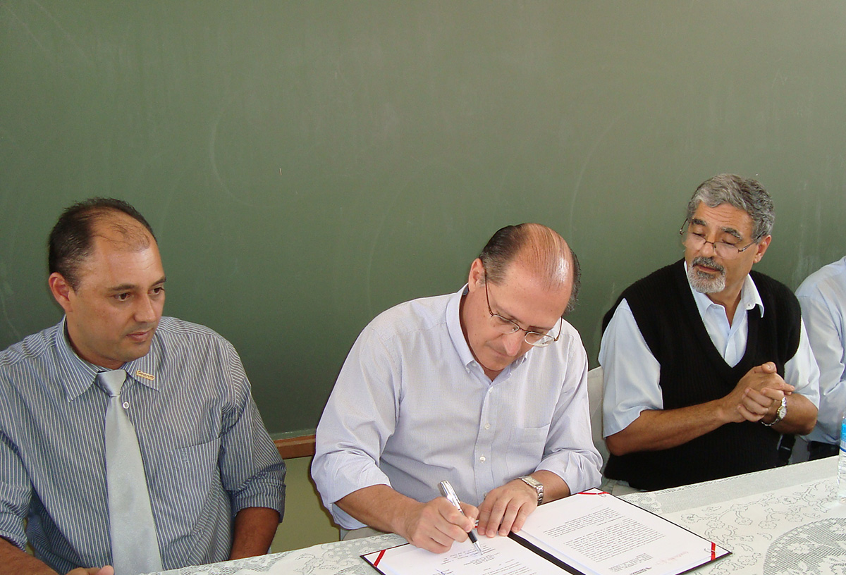O deputado Pedro Tobias e o prefeito Jardel de Arajo acompanham Geraldo Alckmin na assinatura do convnio na escola Alfredo Pujol<a style='float:right;color:#ccc' href='https://www3.al.sp.gov.br/repositorio/noticia/07-2009/PEDROTOBIASCURSOS.jpg' target=_blank><i class='bi bi-zoom-in'></i> Clique para ver a imagem </a>