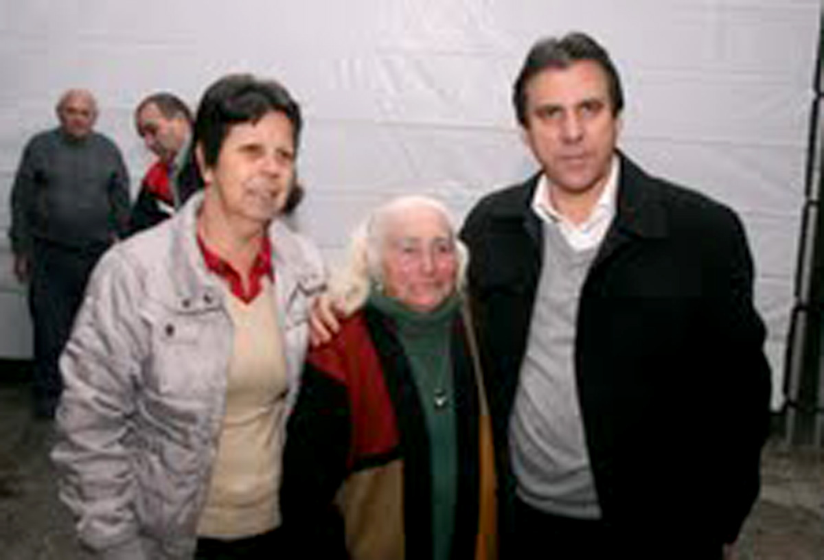 Ana, D. Mariquinha e o prefeito Luiz Marinho <a style='float:right;color:#ccc' href='https://www3.al.sp.gov.br/repositorio/noticia/07-2011/ANACARMOSAUDE22.jpg' target=_blank><i class='bi bi-zoom-in'></i> Clique para ver a imagem </a>