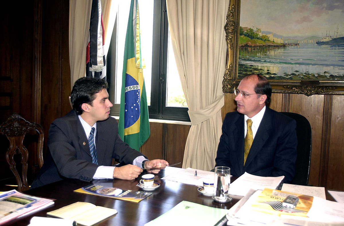 Vincius entrega a Alckmin pedido de ampliao do aeroporto<a style='float:right;color:#ccc' href='https://www3.al.sp.gov.br/repositorio/noticia/07-2011/CAMARINHAalckminW.jpg' target=_blank><i class='bi bi-zoom-in'></i> Clique para ver a imagem </a>