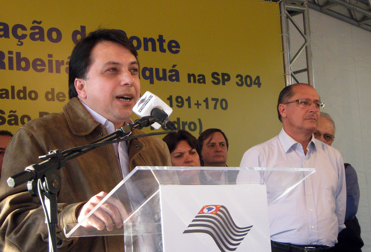 Dilmo dos Santos e Geraldo Alckmin<a style='float:right;color:#ccc' href='https://www3.al.sp.gov.br/repositorio/noticia/07-2011/DILMOSANTOSAGUAS.JPG' target=_blank><i class='bi bi-zoom-in'></i> Clique para ver a imagem </a>