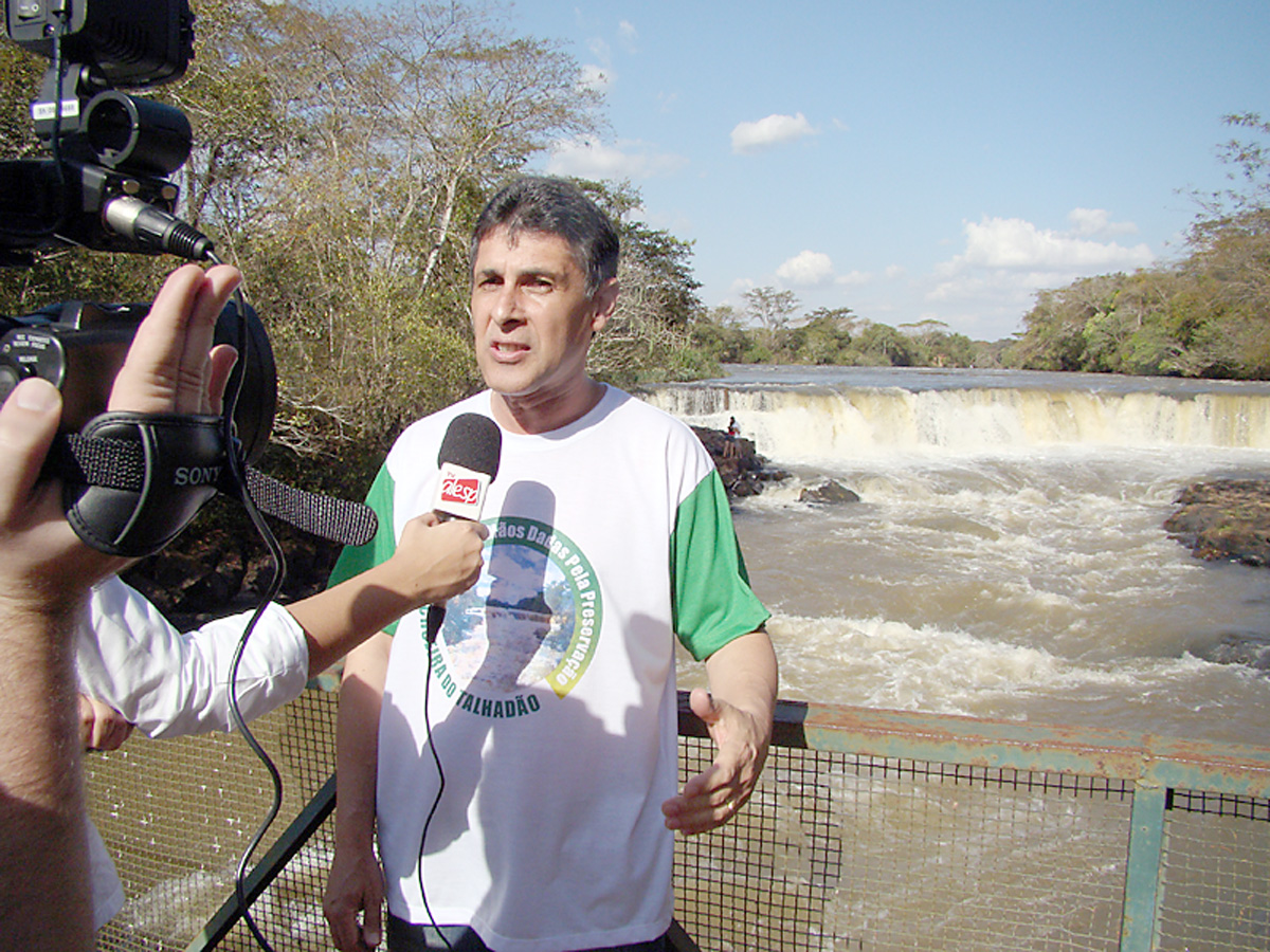 Sebastio Santos grava depoimentos na Cachoeira do Talhado<a style='float:right;color:#ccc' href='https://www3.al.sp.gov.br/repositorio/noticia/07-2011/SEBASTIAOSANTOSTALHADAOx.jpg' target=_blank><i class='bi bi-zoom-in'></i> Clique para ver a imagem </a>