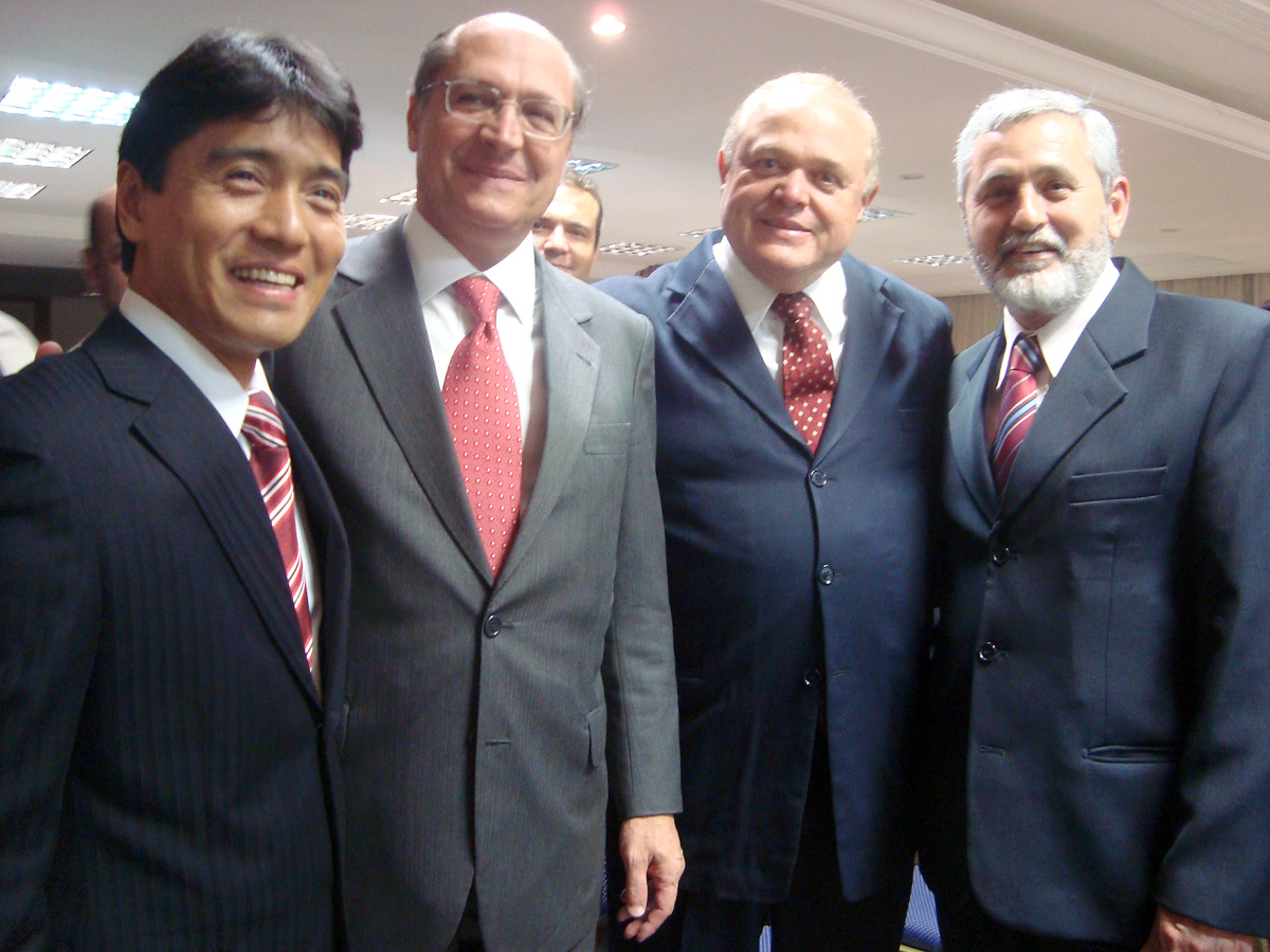 Nishimoto, Alckmin, Gondin e Joo Ribeiro<a style='float:right;color:#ccc' href='https://www3.al.sp.gov.br/repositorio/noticia/08-2009/NISHIMOTOPINDA.jpg' target=_blank><i class='bi bi-zoom-in'></i> Clique para ver a imagem </a>