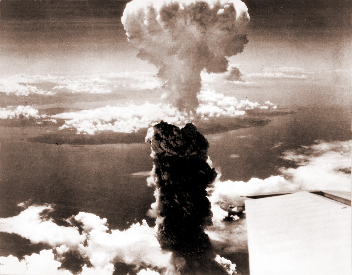 O cogumelo atmico de Hiroshima <a style='float:right;color:#ccc' href='https://www3.al.sp.gov.br/repositorio/noticia/08-2010/atomicbombhiroshima.jpg' target=_blank><i class='bi bi-zoom-in'></i> Clique para ver a imagem </a>