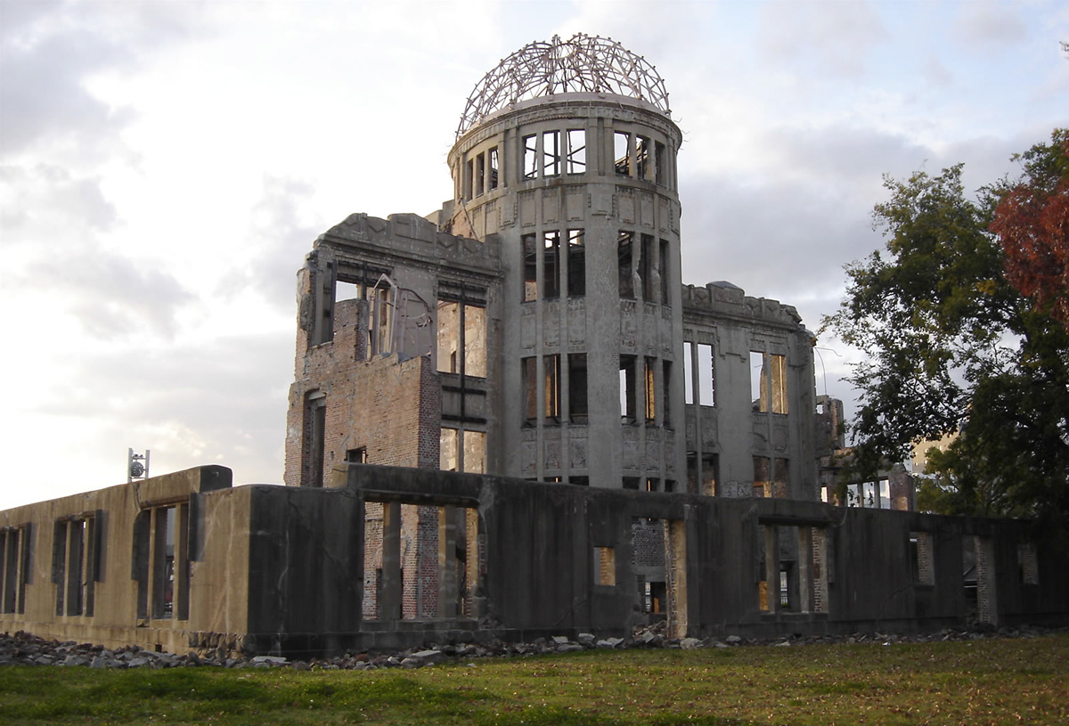 O edifcio em Hiroshima  um smbolo da militncia pela paz, Os japoneses conservaram a cpula da mesma forma que ficou logo aps a bomba atmica<a style='float:right;color:#ccc' href='https://www3.al.sp.gov.br/repositorio/noticia/08-2010/bomaAtomica1.jpg' target=_blank><i class='bi bi-zoom-in'></i> Clique para ver a imagem </a>