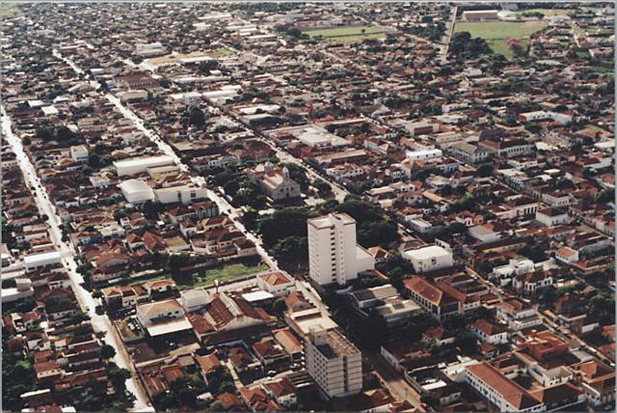 Centro da cidade <a style='float:right;color:#ccc' href='https://www3.al.sp.gov.br/repositorio/noticia/08-2010/ibitinga-Div-Centro-Aerea.jpg' target=_blank><i class='bi bi-zoom-in'></i> Clique para ver a imagem </a>