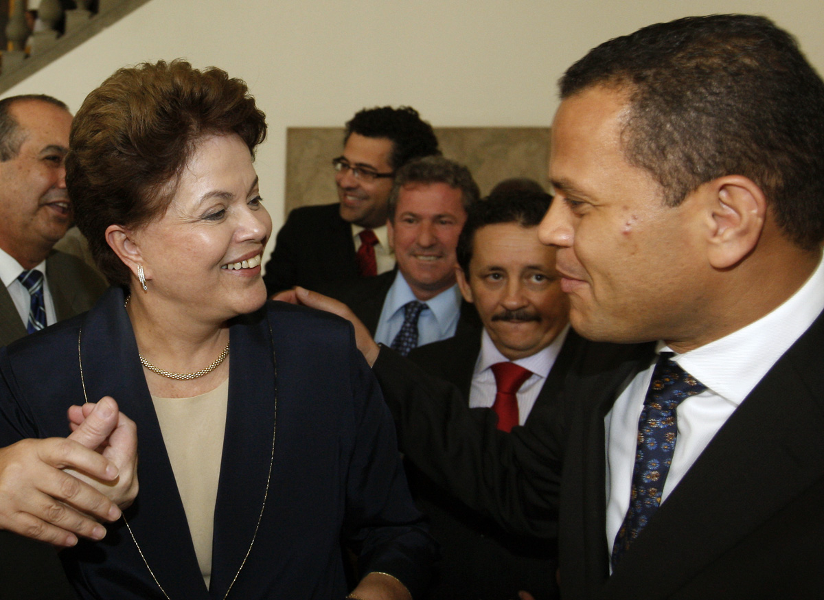 Donisete Braga ao lado da presidenta Dilma<a style='float:right;color:#ccc' href='https://www3.al.sp.gov.br/repositorio/noticia/08-2011/DONISETEBRAGABOLSAFAMILIA.jpg' target=_blank><i class='bi bi-zoom-in'></i> Clique para ver a imagem </a>