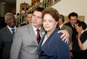 Marco Aurlio cumprimenta a presidenta Dilma Rousseff <a style='float:right;color:#ccc' href='https://www3.al.sp.gov.br/repositorio/noticia/08-2011/MARCOAURELIOBRASIL.jpg' target=_blank><i class='bi bi-zoom-in'></i> Clique para ver a imagem </a>