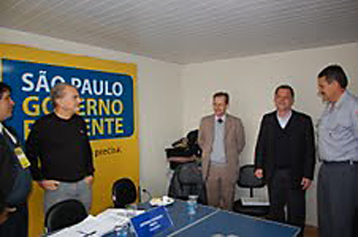A partir da esq., coronel Lozzi, Mauro Bragato, delegado Geralde e secretrio Ferreira Pinto<a style='float:right;color:#ccc' href='https://www3.al.sp.gov.br/repositorio/noticia/08-2011/MAUROBRAGATODELEGACIASt.jpg' target=_blank><i class='bi bi-zoom-in'></i> Clique para ver a imagem </a>