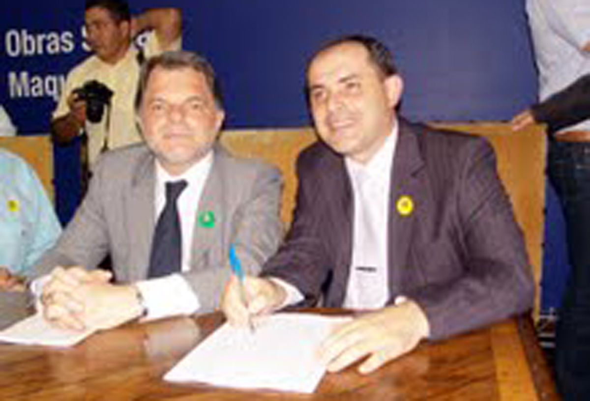 Mauro Bragato ( esq.) e o prefeito Rodrigo Siqueira<a style='float:right;color:#ccc' href='https://www3.al.sp.gov.br/repositorio/noticia/08-2011/MAUROBRAGATOFLORINEAe.jpg' target=_blank><i class='bi bi-zoom-in'></i> Clique para ver a imagem </a>