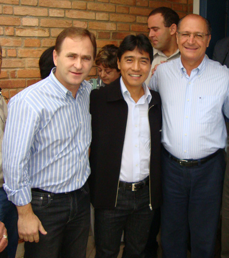 Felipinho, Nishimoto e Alckmin<a style='float:right;color:#ccc' href='https://www3.al.sp.gov.br/repositorio/noticia/08-2011/NISHIMOTOVALE.jpg' target=_blank><i class='bi bi-zoom-in'></i> Clique para ver a imagem </a>