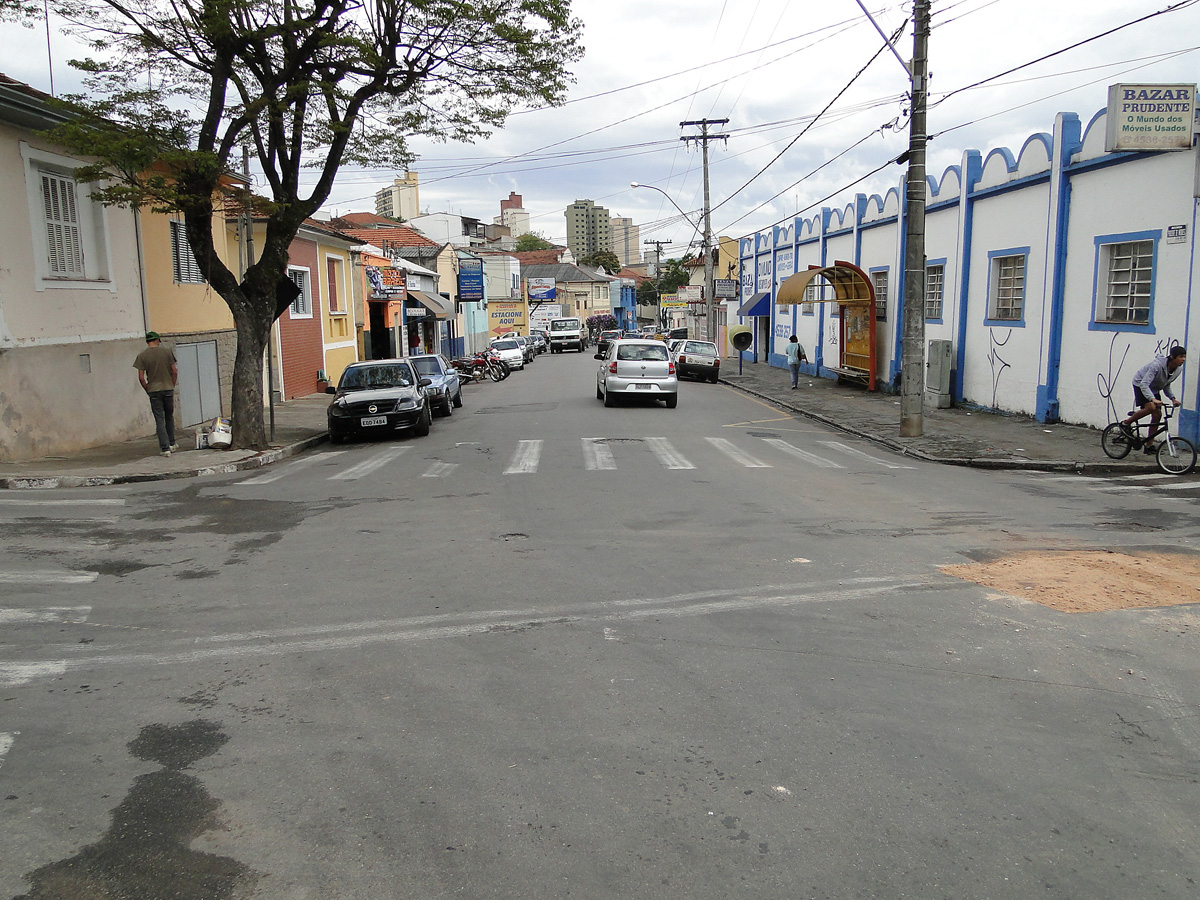 Avenida Prudente de Moraes, em Itatiba<a style='float:right;color:#ccc' href='https://www3.al.sp.gov.br/repositorio/noticia/08-2011/RITAPASSOSAVENIDA.jpg' target=_blank><i class='bi bi-zoom-in'></i> Clique para ver a imagem </a>
