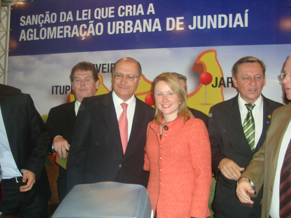 Alckmin e Vanessa, na cerimnia de sano da AU de Jundia<a style='float:right;color:#ccc' href='https://www3.al.sp.gov.br/repositorio/noticia/08-2011/VANESSADAMOURBANA.jpg' target=_blank><i class='bi bi-zoom-in'></i> Clique para ver a imagem </a>