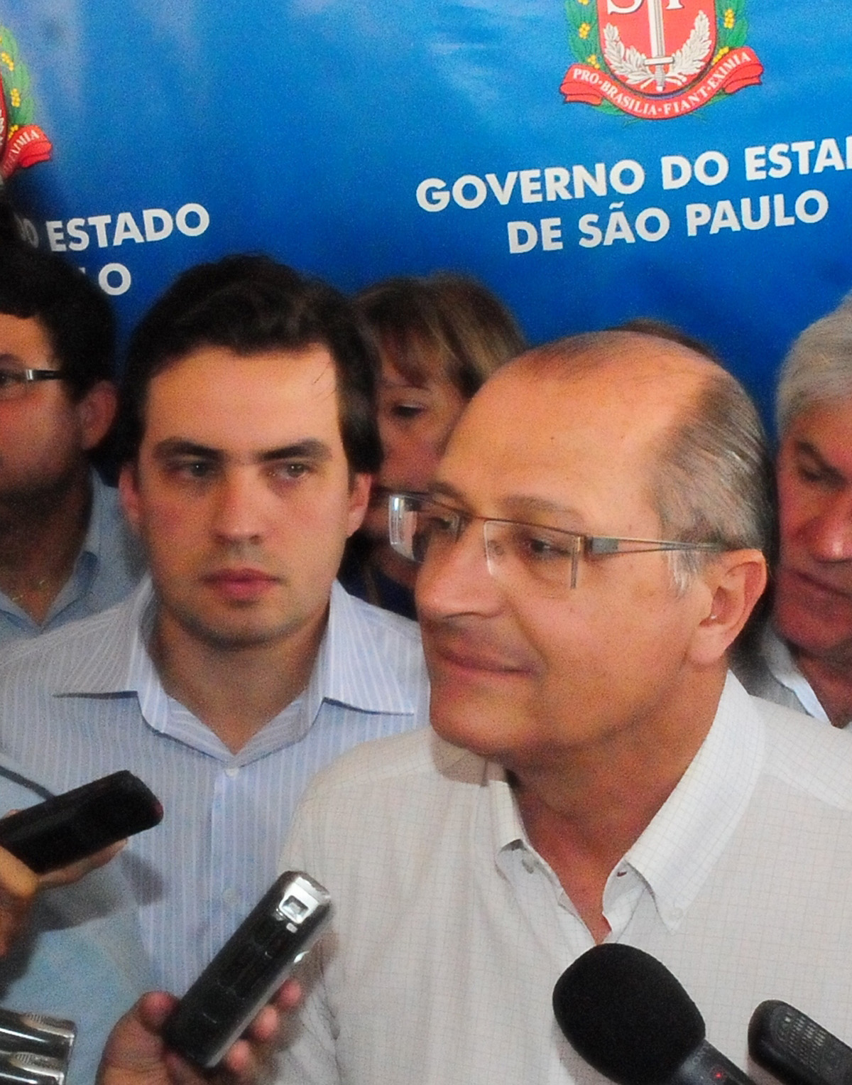 Camarinha e o governador Geraldo Alckmin<a style='float:right;color:#ccc' href='https://www3.al.sp.gov.br/repositorio/noticia/08-2011/VINICIUSCAMRINHAALCKMINj.jpg' target=_blank><i class='bi bi-zoom-in'></i> Clique para ver a imagem </a>