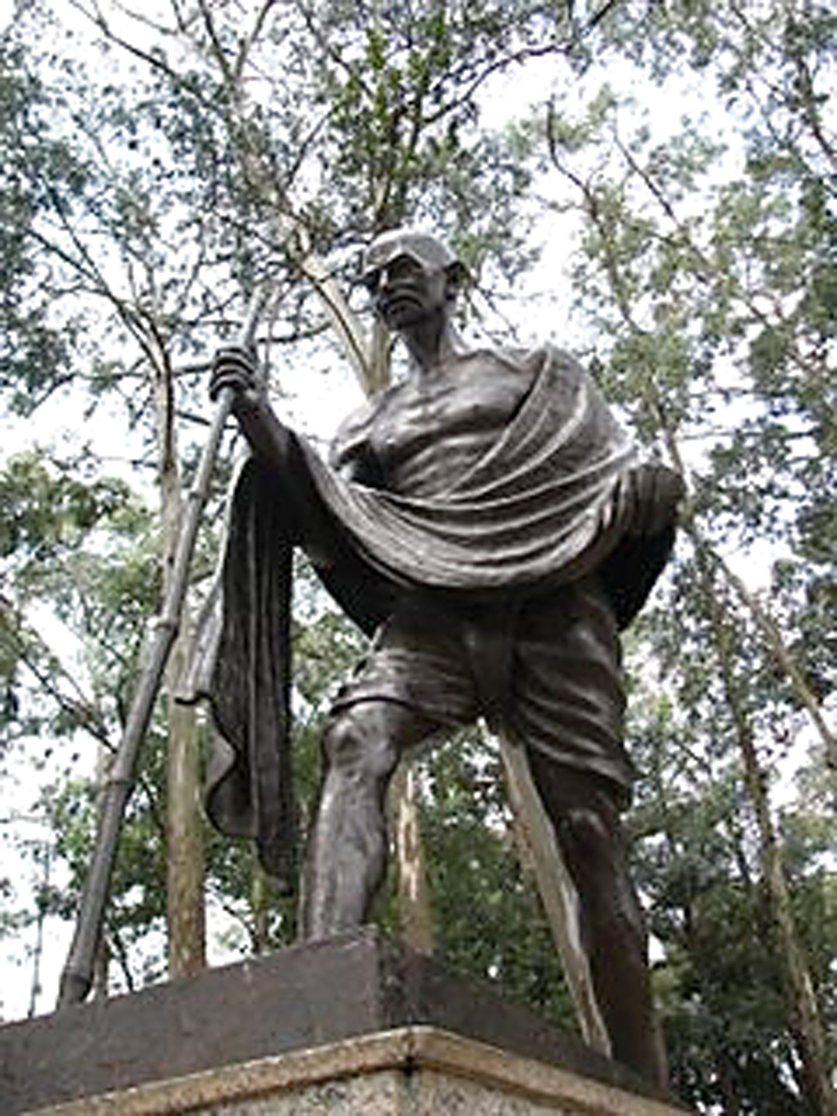 Esttua de bronze do lder indiano Mahatma Gandhi, localizada na Praa Tlio Fontoura, no Ibirapuera<a style='float:right;color:#ccc' href='https://www3.al.sp.gov.br/repositorio/noticia/09-2008/Gandhi.jpg' target=_blank><i class='bi bi-zoom-in'></i> Clique para ver a imagem </a>