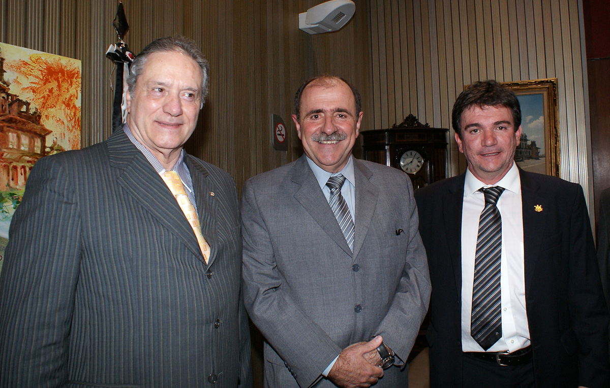 Desembargador Roberto Vallim, deputado Joo <a style='float:right;color:#ccc' href='https://www3.al.sp.gov.br/repositorio/noticia/09-2009/CARAMEZCORINTHIANS.jpg' target=_blank><i class='bi bi-zoom-in'></i> Clique para ver a imagem </a>