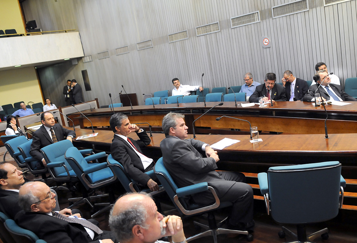 Deputados participam da CPI que apura a situao do sistema ferrovirio no Estado de So Paulo<a style='float:right;color:#ccc' href='https://www3.al.sp.gov.br/repositorio/noticia/09-2009/CPITRANSFERROVDEPSMAU_6744.jpg' target=_blank><i class='bi bi-zoom-in'></i> Clique para ver a imagem </a>