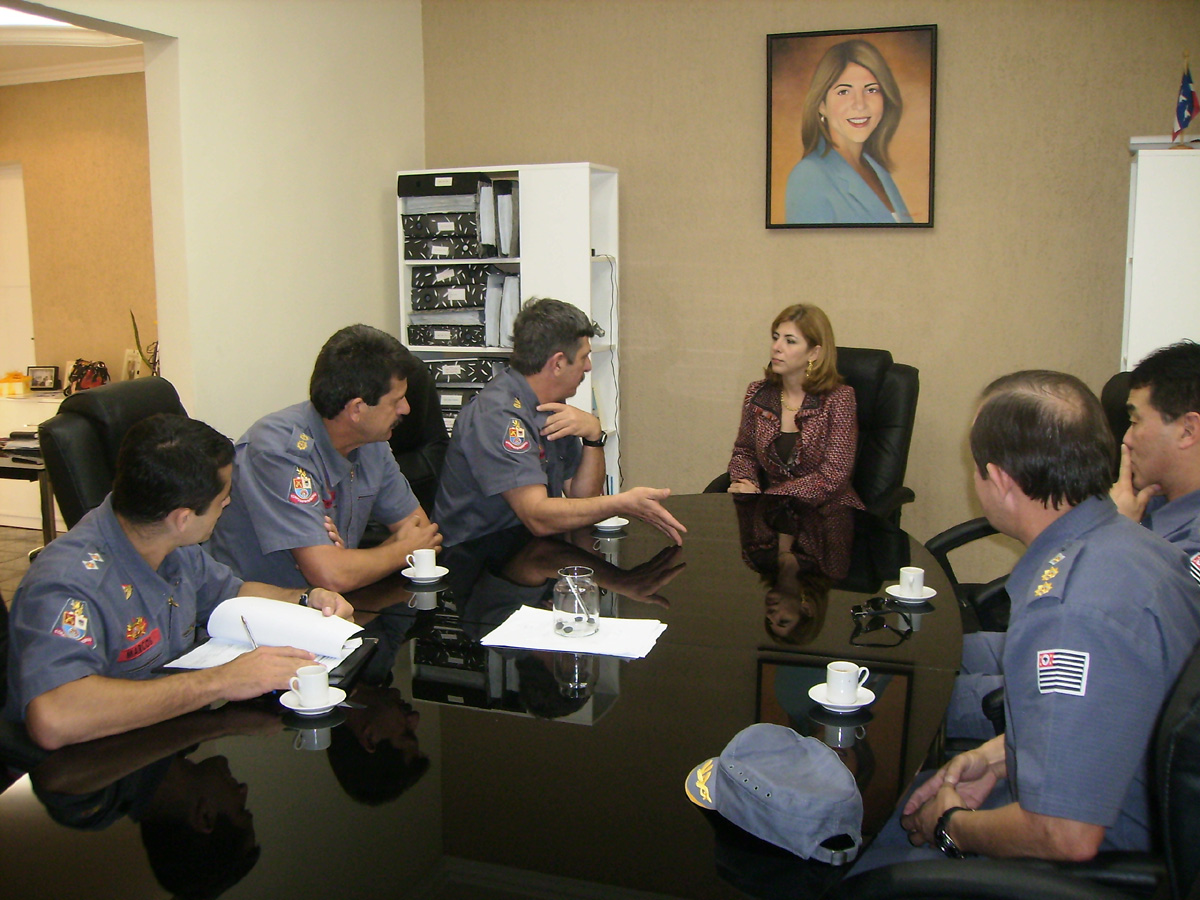 Deputada Haifa recebeu comandantes do Corpo de Bombeiros em seu escritrio em Guaruj<a style='float:right;color:#ccc' href='https://www3.al.sp.gov.br/repositorio/noticia/09-2009/HAIFABOMBEIROS.jpg' target=_blank><i class='bi bi-zoom-in'></i> Clique para ver a imagem </a>