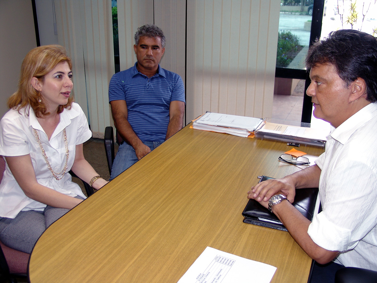 Deputada Haifa e vereador Reco visitaram o prefeito Roberto Francisco<a style='float:right;color:#ccc' href='https://www3.al.sp.gov.br/repositorio/noticia/09-2009/HAIFAPRAIA.jpg' target=_blank><i class='bi bi-zoom-in'></i> Clique para ver a imagem </a>