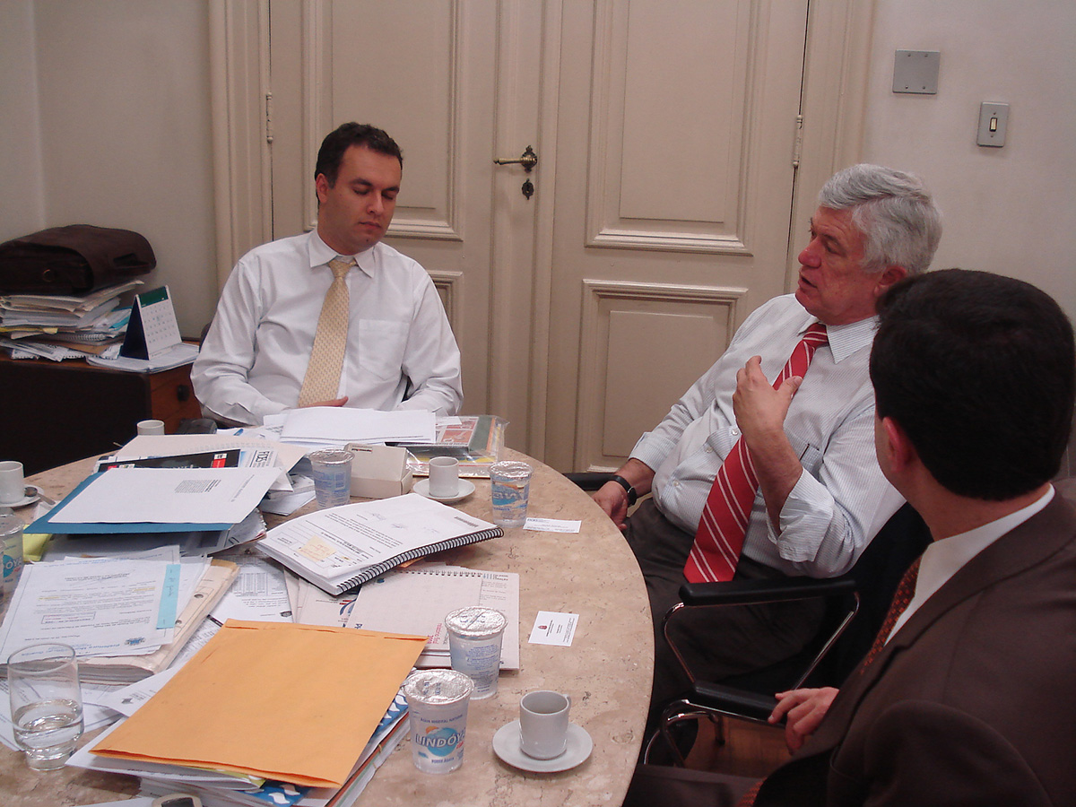 Milton Flvio (ao centro) no encontro com o chefe de gabinete Fernando Padula<a style='float:right;color:#ccc' href='https://www3.al.sp.gov.br/repositorio/noticia/09-2009/MILTONFLAVIOMEDIACAO.jpg' target=_blank><i class='bi bi-zoom-in'></i> Clique para ver a imagem </a>