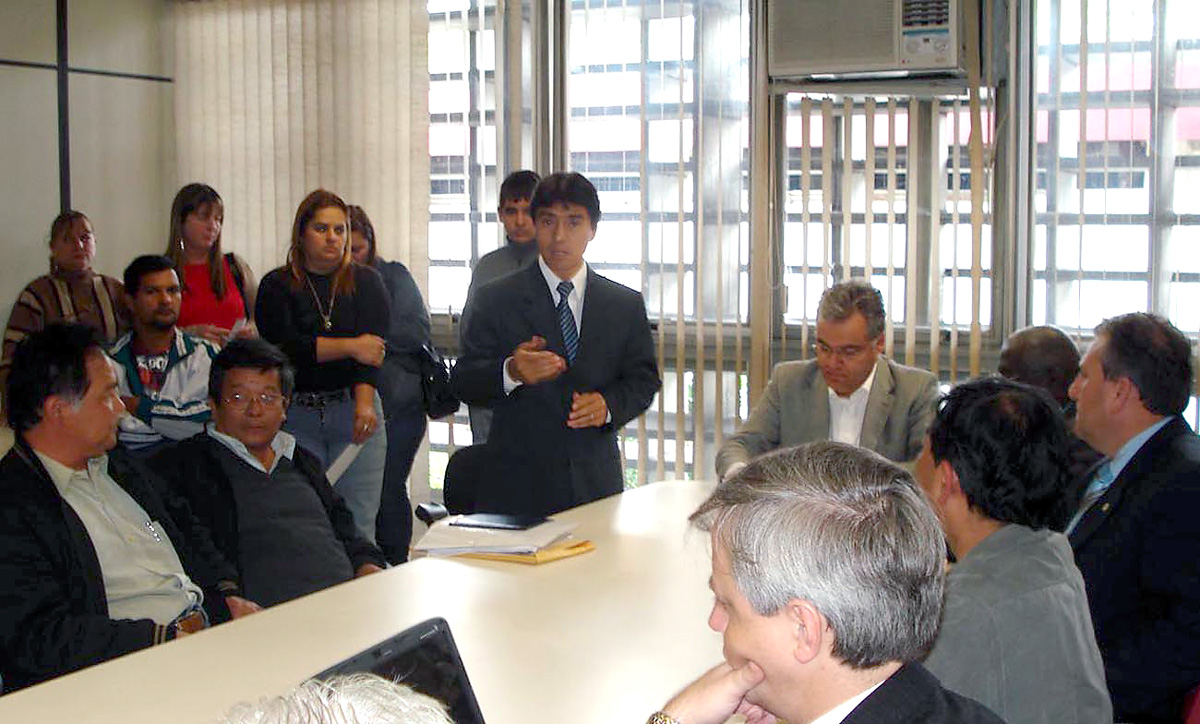 Nishimoto, Samuel Moreira (centro) e feirantes<a style='float:right;color:#ccc' href='https://www3.al.sp.gov.br/repositorio/noticia/09-2009/NISHIMOTOBANANA.jpg' target=_blank><i class='bi bi-zoom-in'></i> Clique para ver a imagem </a>