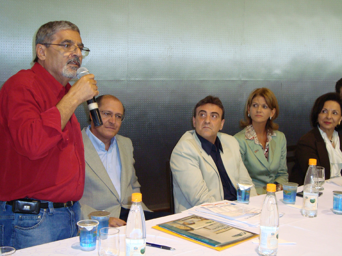 Pedro Tobias discursa ao lado de Geraldo Alckmin, do prefeito Osvaldo Franceschi e da primeira-dama, Caroline, e da secretria Linamara<a style='float:right;color:#ccc' href='https://www3.al.sp.gov.br/repositorio/noticia/09-2009/PEDROTOBIASDISCURSA.jpg' target=_blank><i class='bi bi-zoom-in'></i> Clique para ver a imagem </a>