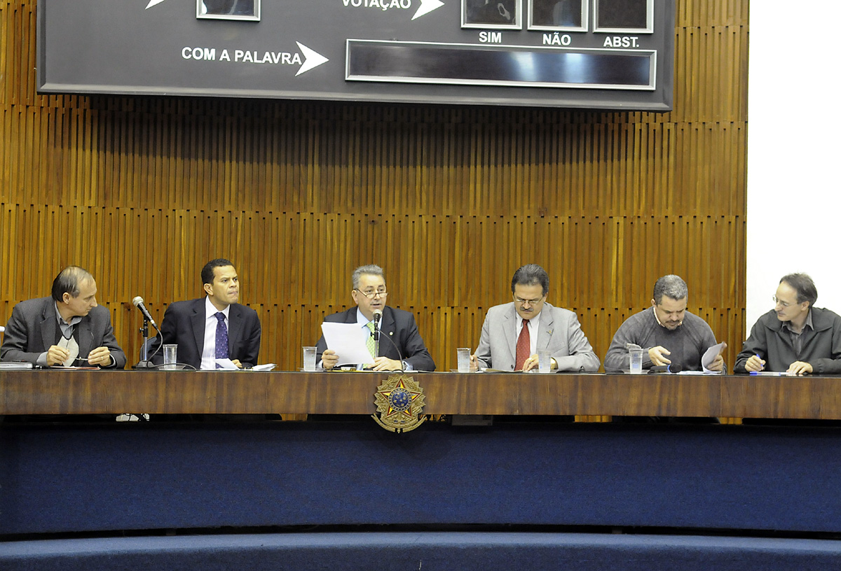 Osvaldo Ceoldo, Donisete Braga, Chico Sardelli, Jos Bittencourt, Donizete Pereira e Almir Cicote <a style='float:right;color:#ccc' href='https://www3.al.sp.gov.br/repositorio/noticia/09-2009/STOANDREmesa77ROB.jpg' target=_blank><i class='bi bi-zoom-in'></i> Clique para ver a imagem </a>