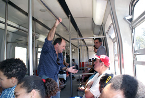 Deputado conversa com passageiros em viagem at Amador Bueno<a style='float:right;color:#ccc' href='https://www3.al.sp.gov.br/repositorio/noticia/09-2009/aaCARAMEZCPTMITAPEVI.jpg' target=_blank><i class='bi bi-zoom-in'></i> Clique para ver a imagem </a>