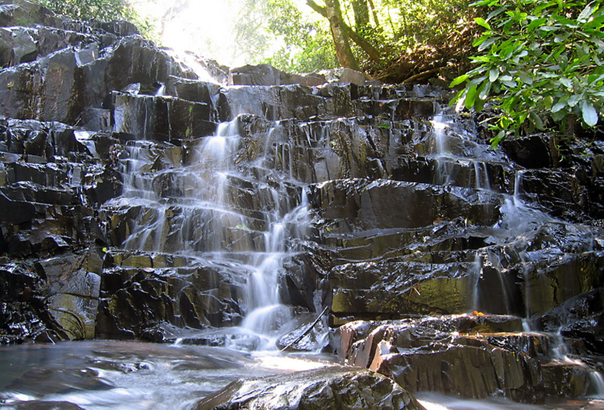 Cachoeira Trs Quedas<a style='float:right;color:#ccc' href='https://www3.al.sp.gov.br/repositorio/noticia/09-2010/PASSAQUATROTresQuedas-EmersonR.Zamprogno.jpg' target=_blank><i class='bi bi-zoom-in'></i> Clique para ver a imagem </a>