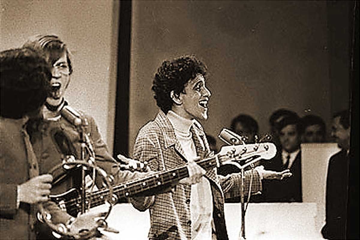 Caetano Veloso no Festival da Tv Record 1967 <a style='float:right;color:#ccc' href='https://www3.al.sp.gov.br/repositorio/noticia/09-2010/tvrecordfestivais2.jpg' target=_blank><i class='bi bi-zoom-in'></i> Clique para ver a imagem </a>