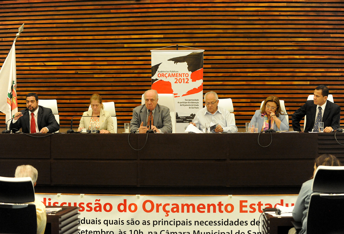 Santos recebe Audincia Pblica para debater o Oramento 2012 <a style='float:right;color:#ccc' href='https://www3.al.sp.gov.br/repositorio/noticia/09-2011/AudPubSantosMESA.jpg' target=_blank><i class='bi bi-zoom-in'></i> Clique para ver a imagem </a>