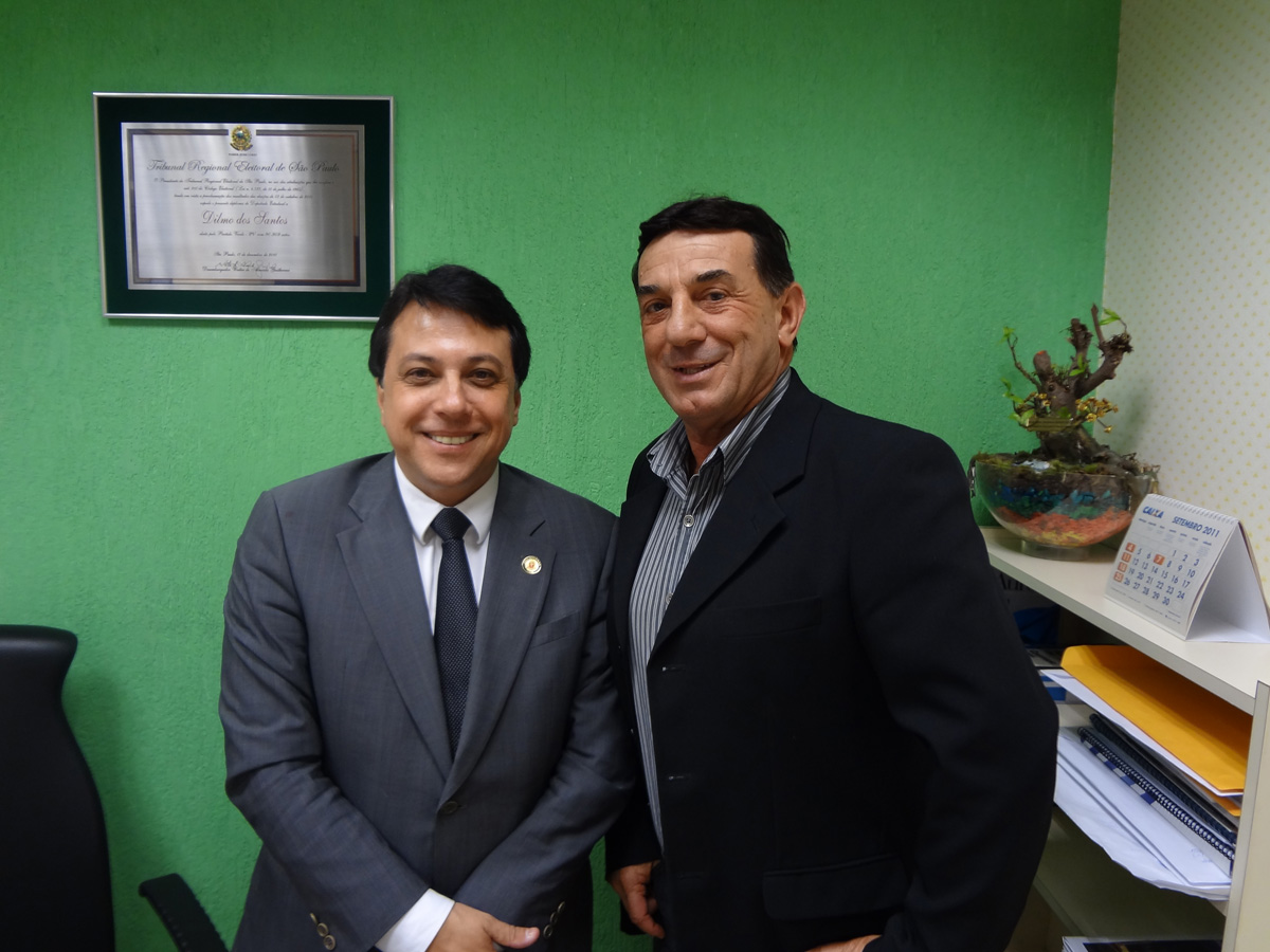 Dilmo dos Santos e o prefeito Luiz Cesar Perucio  <a style='float:right;color:#ccc' href='https://www3.al.sp.gov.br/repositorio/noticia/09-2011/DILMOvisitaITARARE.jpg' target=_blank><i class='bi bi-zoom-in'></i> Clique para ver a imagem </a>