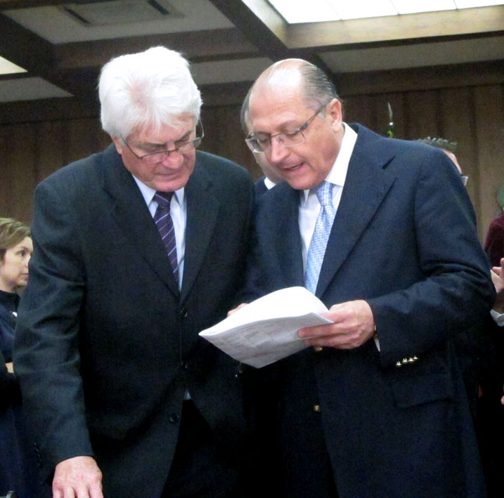 Engler e o governador Alckmin<a style='float:right;color:#ccc' href='https://www3.al.sp.gov.br/repositorio/noticia/09-2011/ENGLER4MILHOES.JPG' target=_blank><i class='bi bi-zoom-in'></i> Clique para ver a imagem </a>