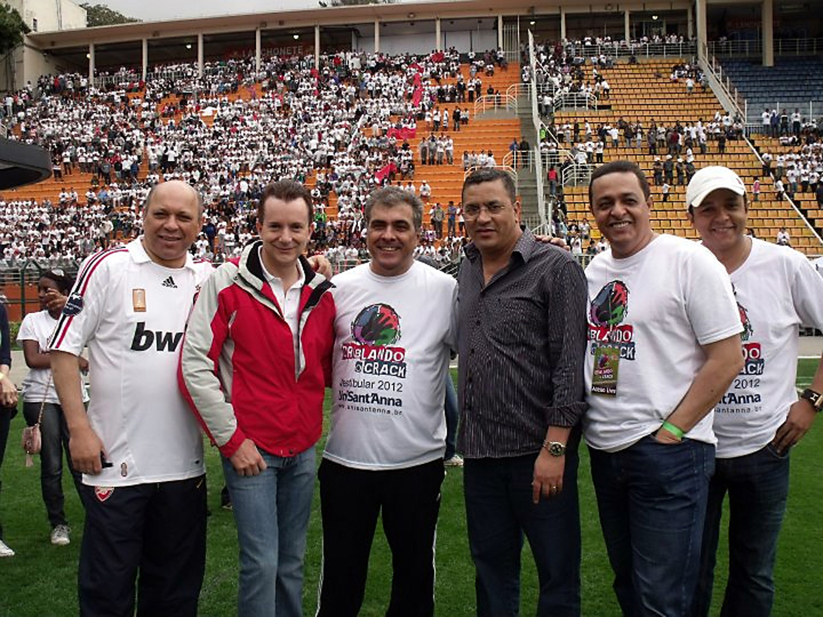 Gilmaci (3  dir) com personalidades da comunidade evanglica<a style='float:right;color:#ccc' href='https://www3.al.sp.gov.br/repositorio/noticia/09-2011/GILMACIcrackFUTEBOL.jpg' target=_blank><i class='bi bi-zoom-in'></i> Clique para ver a imagem </a>