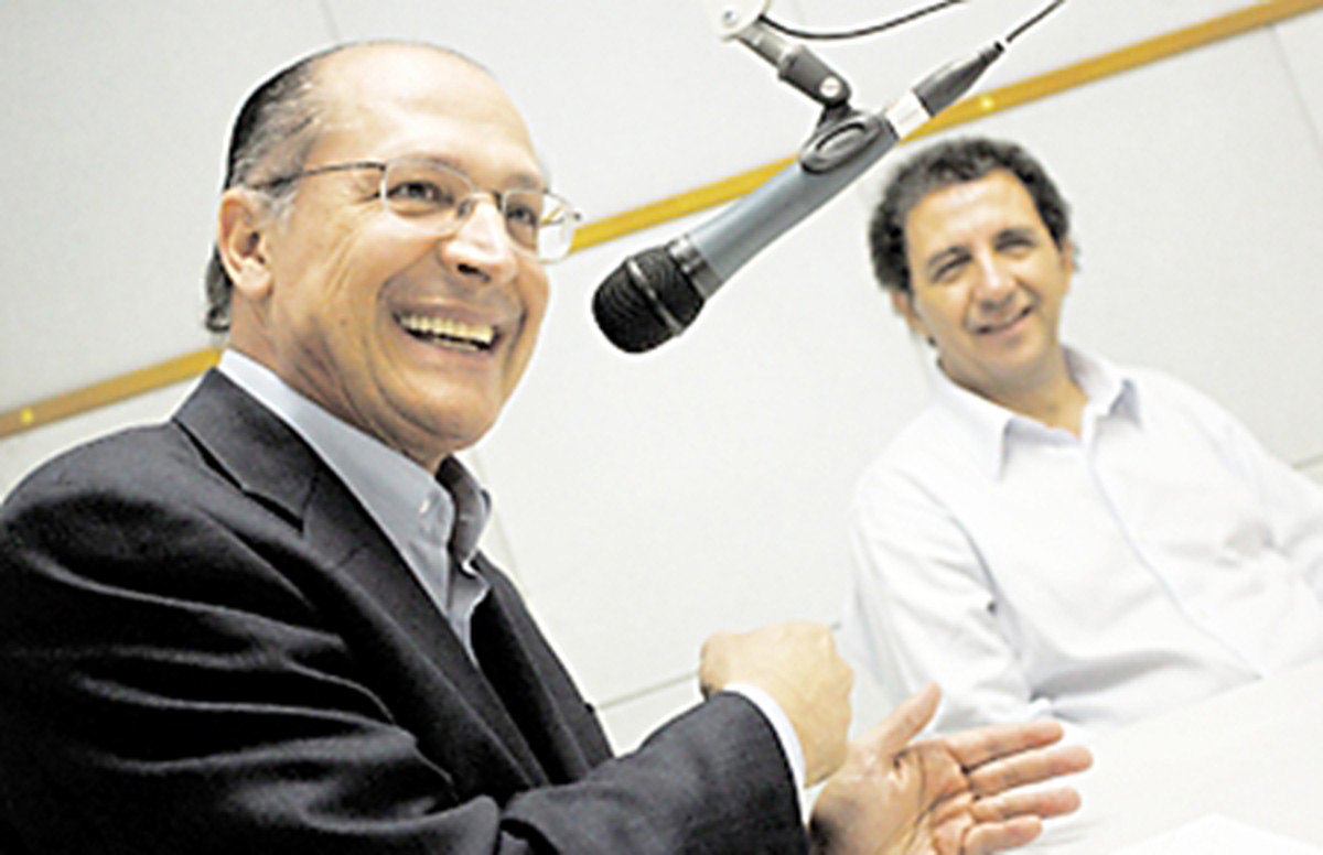 Alckmin e Gilson de Souza durante entrevista<a style='float:right;color:#ccc' href='https://www3.al.sp.gov.br/repositorio/noticia/09-2011/GILSONDESOUZAREDUCAOICMS.jpg' target=_blank><i class='bi bi-zoom-in'></i> Clique para ver a imagem </a>