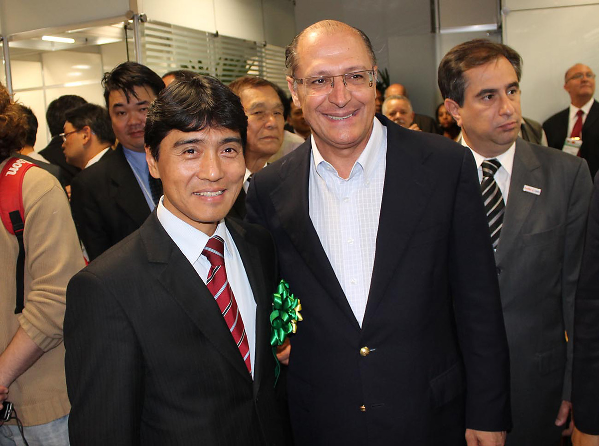 Hlio Nishimoto com o governador Geraldo Alckmin<a style='float:right;color:#ccc' href='https://www3.al.sp.gov.br/repositorio/noticia/09-2011/HELIONISHIMOTOBEAUTYHAIR.jpg' target=_blank><i class='bi bi-zoom-in'></i> Clique para ver a imagem </a>