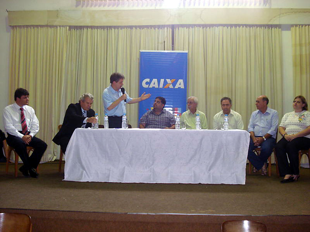 Carlinhos discursa em evento no Vale do Paraba<a style='float:right;color:#ccc' href='https://www3.al.sp.gov.br/repositorio/noticia/10-2009/CARLINHOS1CASA.jpg' target=_blank><i class='bi bi-zoom-in'></i> Clique para ver a imagem </a>