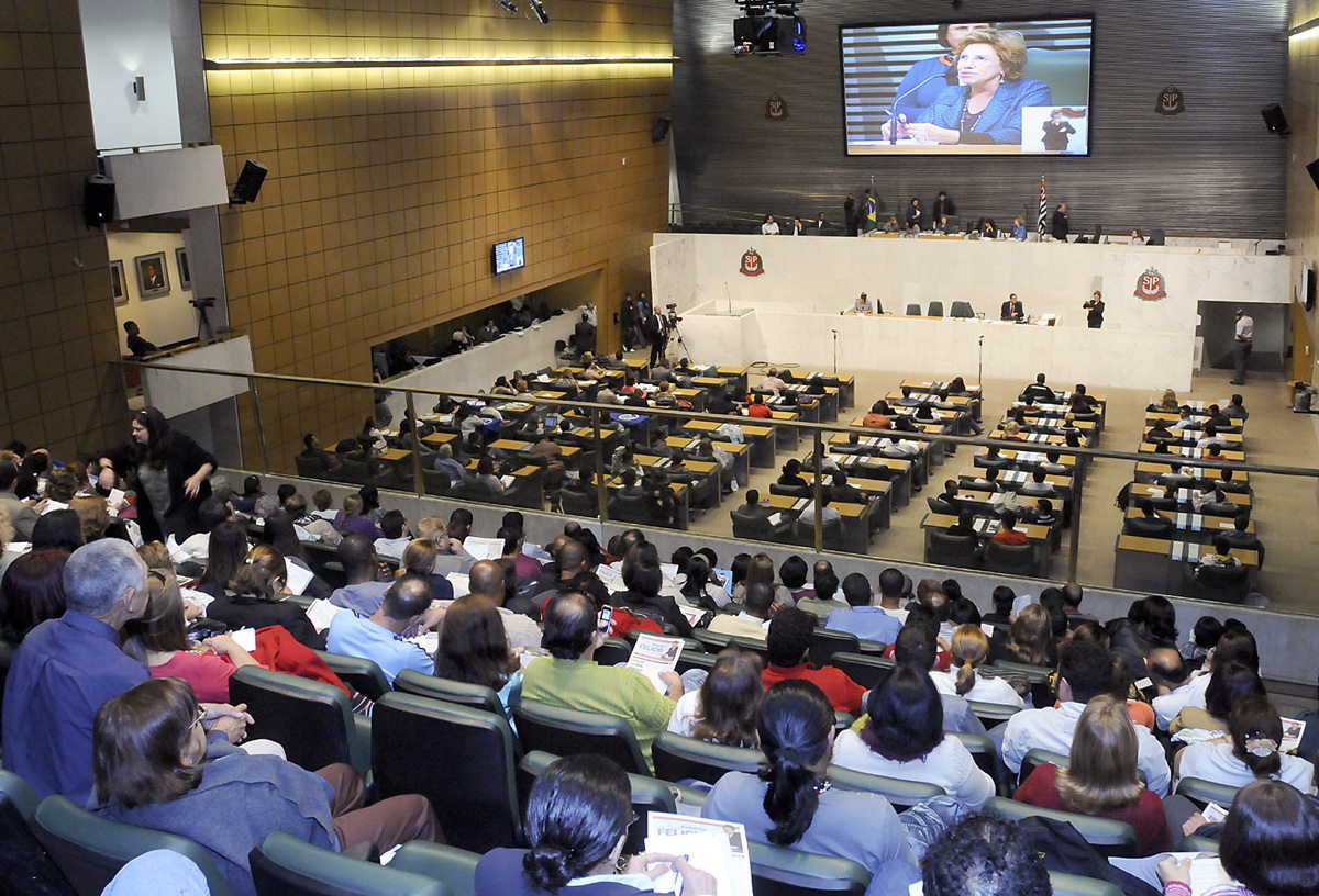 Conferncia Estadual de Educao em debate <a style='float:right;color:#ccc' href='https://www3.al.sp.gov.br/repositorio/noticia/10-2009/EDUCAPRANDIROB_8546.jpg' target=_blank><i class='bi bi-zoom-in'></i> Clique para ver a imagem </a>