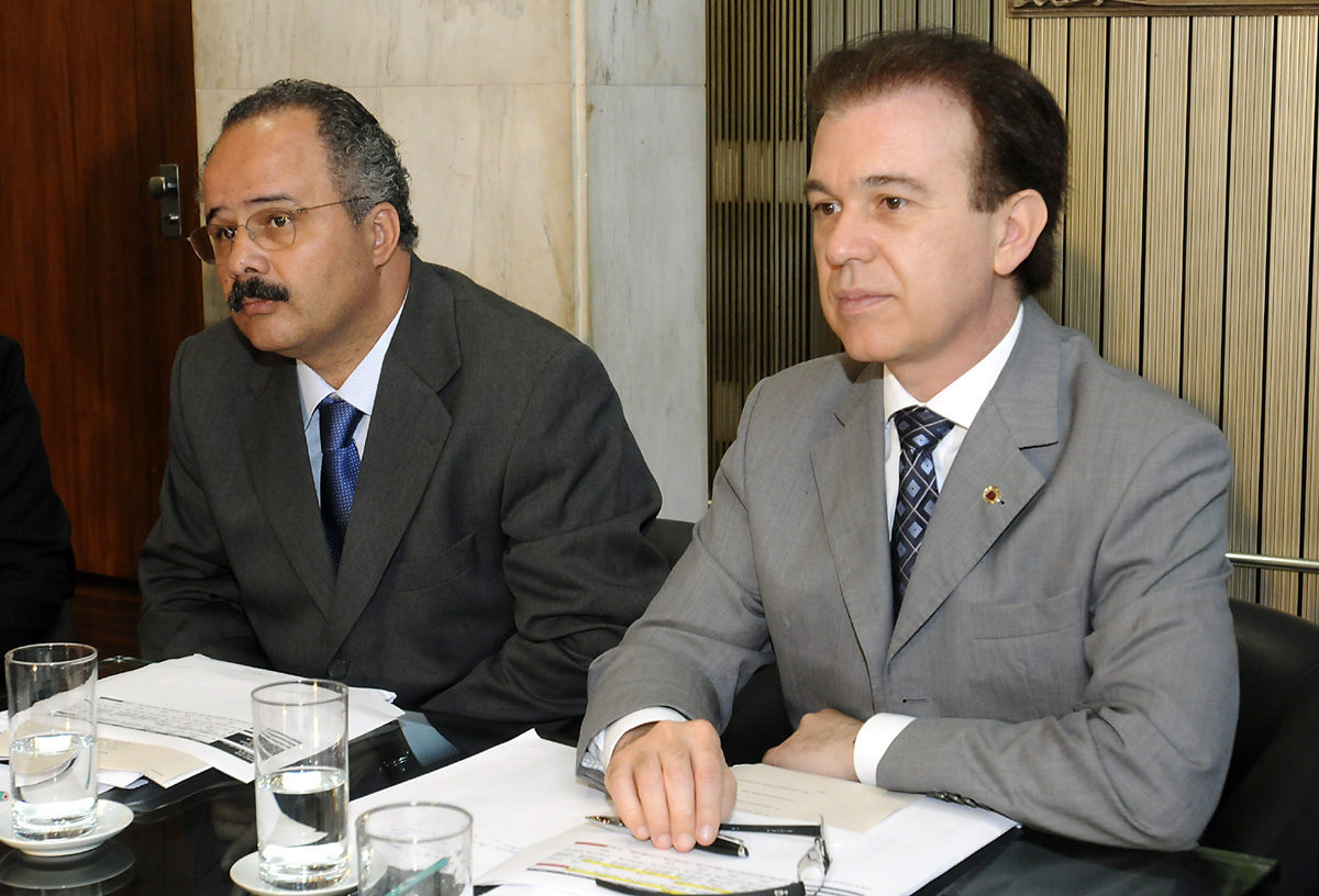 Vicente Cndido e Waldir Agnello <a style='float:right;color:#ccc' href='https://www3.al.sp.gov.br/repositorio/noticia/10-2009/MICROEMPRESAcandidoeagnello22ROB.jpg' target=_blank><i class='bi bi-zoom-in'></i> Clique para ver a imagem </a>