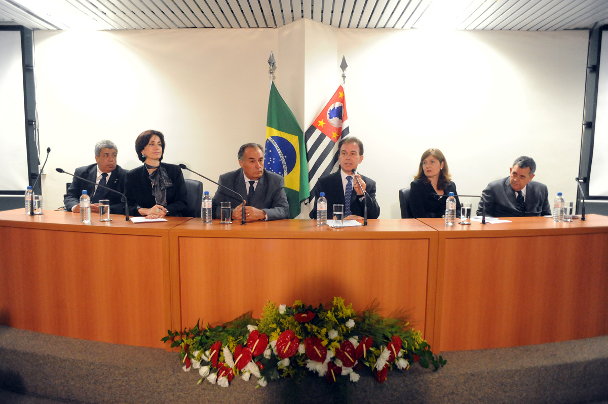 Eduardo de Carvalho, Cludia Matarazzo, Jos Afonso Carrijo, Waldir Agnello, Maria Claudia Alves Guimares e Arnaldo Faria de S<a style='float:right;color:#ccc' href='https://www3.al.sp.gov.br/repositorio/noticia/10-2010/AtoSolCerimonialZED2801.jpg' target=_blank><i class='bi bi-zoom-in'></i> Clique para ver a imagem </a>