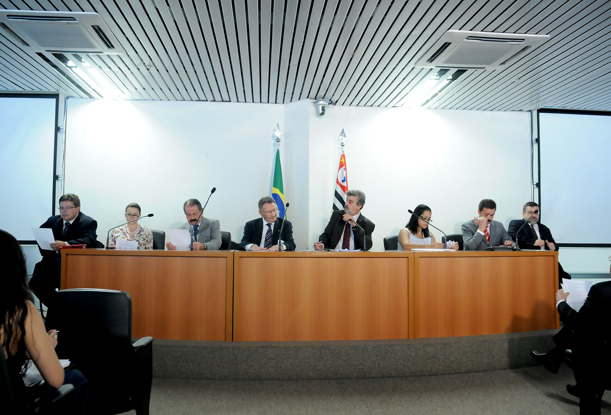 Reunio da Comisso de Sade da Assembleia <a style='float:right;color:#ccc' href='https://www3.al.sp.gov.br/repositorio/noticia/10-2011/AudPublicaSUS25out11Mauri2.jpg' target=_blank><i class='bi bi-zoom-in'></i> Clique para ver a imagem </a>