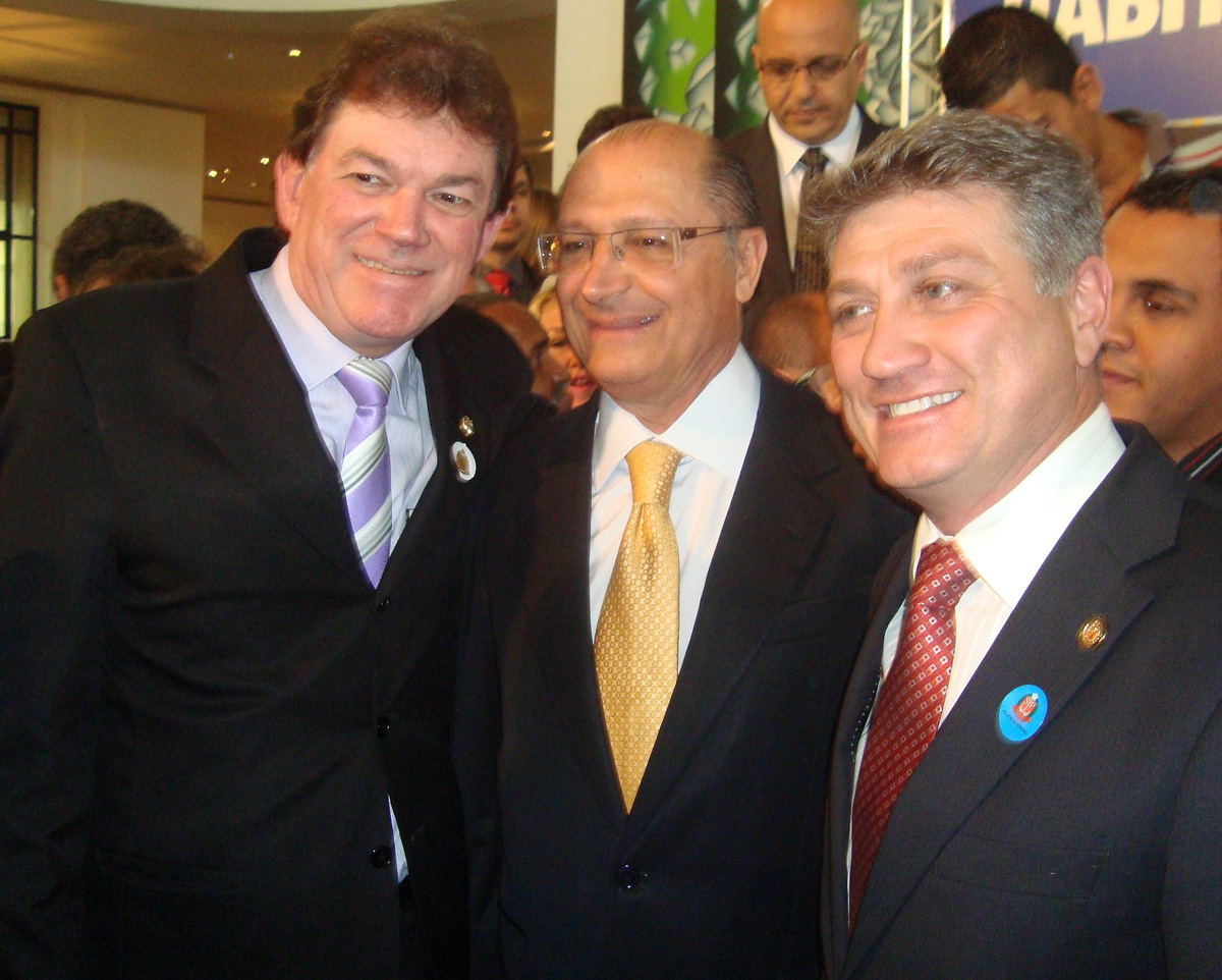 Prefeito de Atibaia, Dr. Denig, governador Geraldo Alckmin e deputado Beto Trcoli <a style='float:right;color:#ccc' href='https://www3.al.sp.gov.br/repositorio/noticia/10-2011/BETOtricoliATIBAIAcdhu.jpg' target=_blank><i class='bi bi-zoom-in'></i> Clique para ver a imagem </a>
